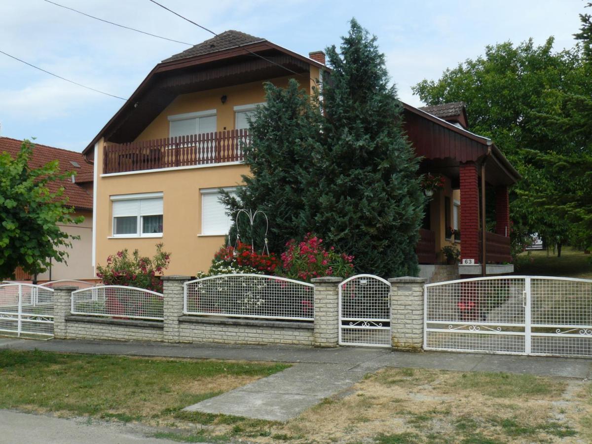 Zsuzsi Apartman ザラカロシュ エクステリア 写真